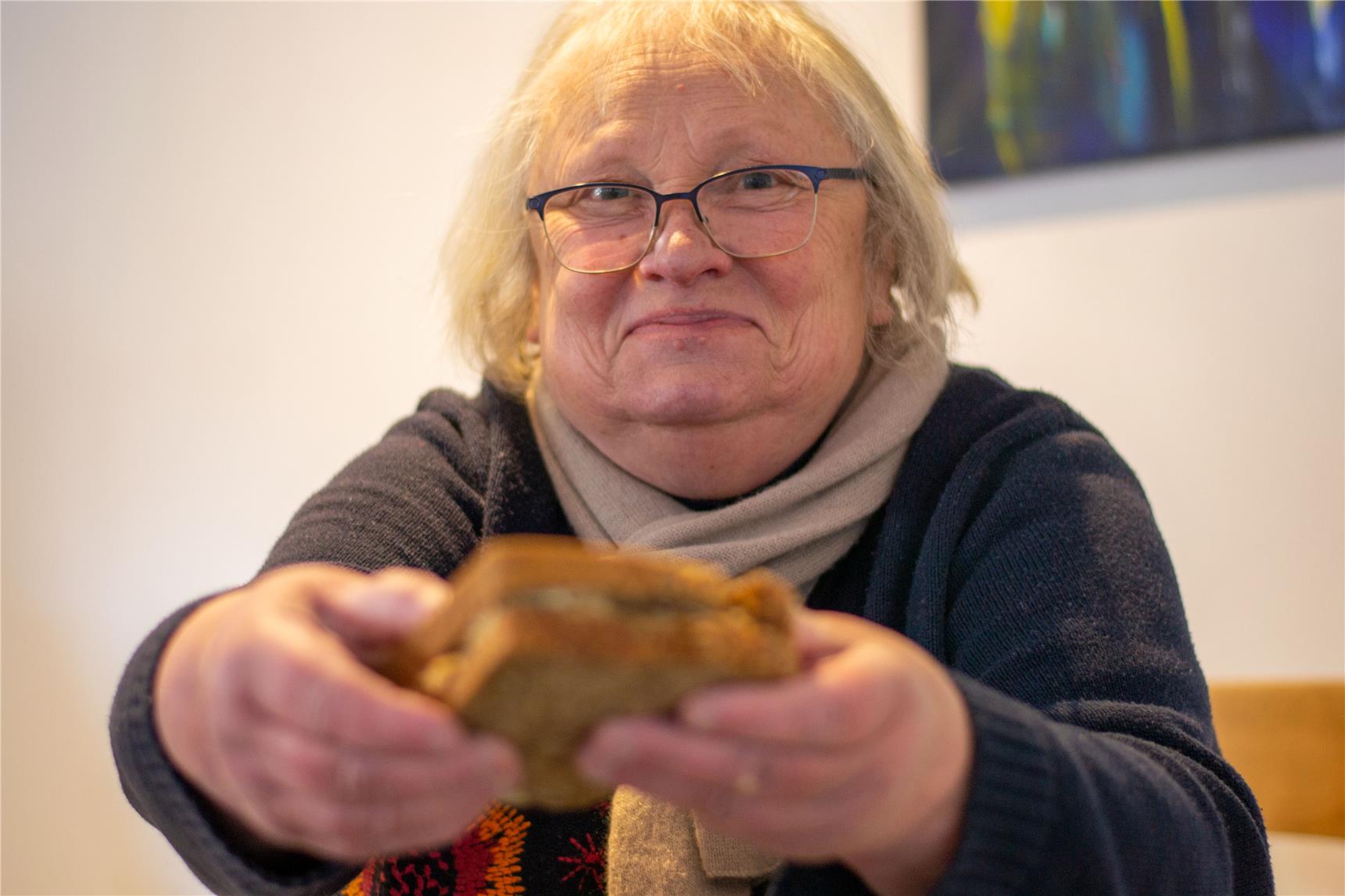 Resi kommt regelmäßig zum Begegnungscafé, an diesem Donnerstag mit Spezialstulle.