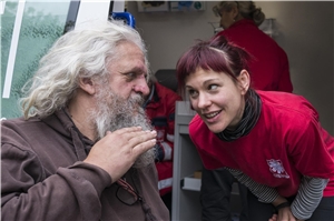 Jenny Kröger zusammen mit einem Wohnungslosen