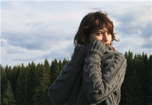 Trauriges junges Mädchen blickt in die Ferne