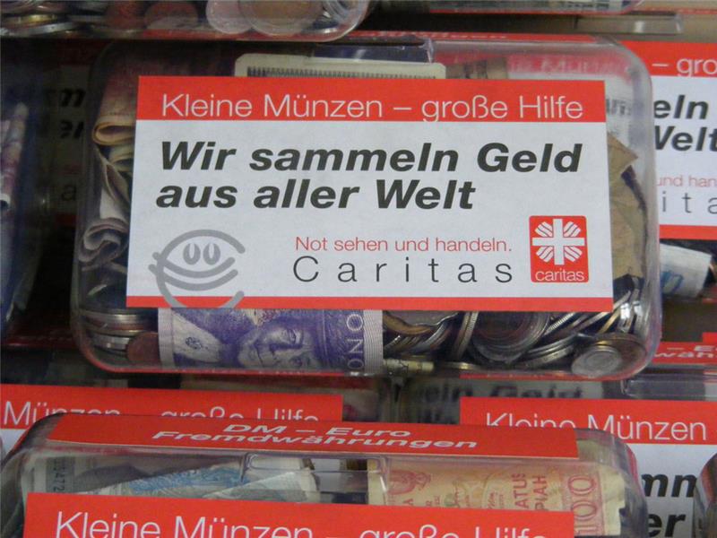 Durchsichtige Box mit viel Kleingeld und der Aufschrift 