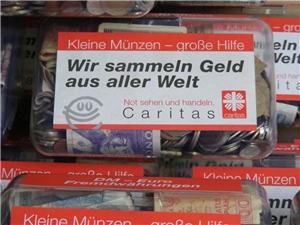 Durchsichtige Box mit viel Kleingeld und der Aufschrift